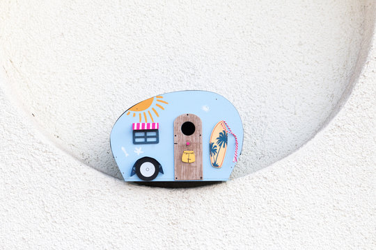 kleiner blauer Wohnwagen als Modell