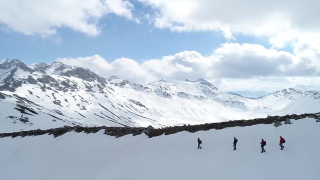b&uuml;y&uuml;leyici,ihtişamlı ve sihirli dağlarda y&uuml;r&uuml;y&uuml;ş macerası