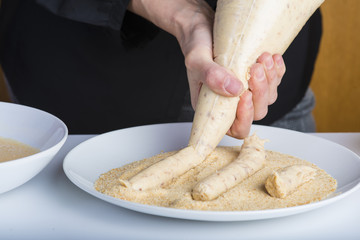 Chef reparando croquetas para la comida en la mesa de la cocina, cocinar es su trabajo.