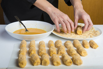 Chef reparando croquetas para la comida en la mesa de la cocina, cocinar es su trabajo.