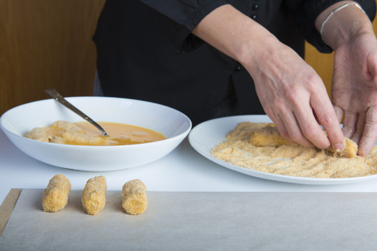 Chef reparando croquetas para la comida en la mesa de la cocina, cocinar es su trabajo.