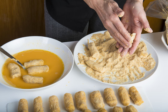 Chef reparando croquetas para la comida en la mesa de la cocina, cocinar es su trabajo.