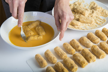 Chef reparando croquetas para la comida en la mesa de la cocina, cocinar es su trabajo.