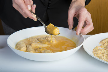 Chef reparando croquetas para la comida en la mesa de la cocina, cocinar es su trabajo.