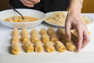 Chef reparando croquetas para la comida en la mesa de la cocina, cocinar es su trabajo.