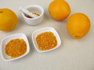 Orangenabrieb von Bio-Orangen im Mörser fein gemahlen