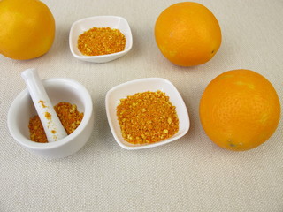Naklejka na ściany i meble Orangenabrieb von Bio-Orangen im Mörser fein gemahlen