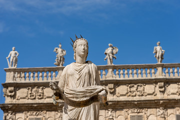 Obraz premium Statue of Madonna Verona - Piazza delle Erbe Italy