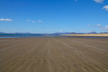 Fototapeta na wymiar Sweeping view along a beach