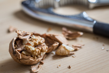 Walnusskern in Nussschale neben Nussknacker