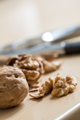 Geknackte Walnuss, Nüsse und Nussknacker auf Küche Arbeitsfläche