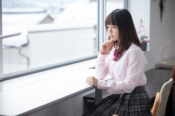 塾の椅子に座る制服姿の女の子