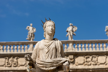 Obraz premium Statue of Madonna Verona - Piazza delle Erbe Italy