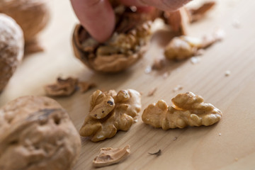 Frau isst Walnüsse und nimmt Walnusskern von Küche Arbeitsfläche