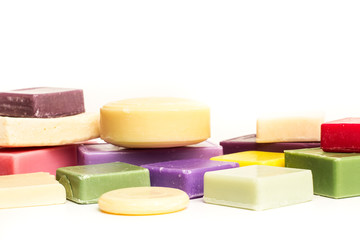 Jabones artesanales de colores sobre fondo blanco. Vista de frente. Copy space