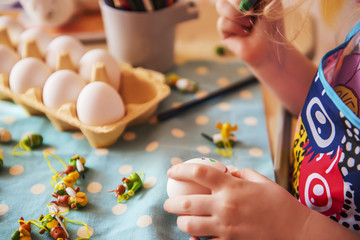 children's handles decorate eggs for Easter.
