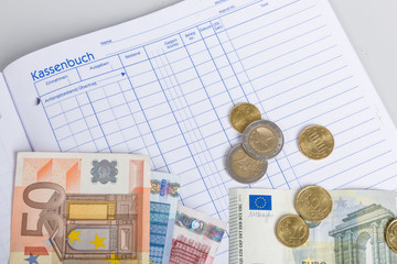 Kassenbuch mit Bargeld
