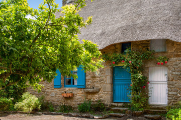Chaumières bretonnes en toit de chaume 