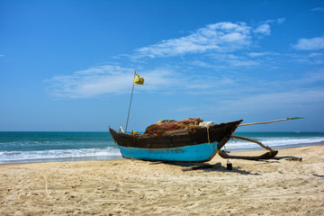 Fototapeta na wymiar Barca sulla Spiaggia in Goa 2