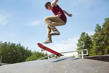 Abwaschbare Fototapete teenagerr jumping  on skateboard © yanlev