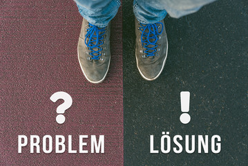 Vor einer wichtigen Entscheidung stehen über Problem und Lösung in der Zukunft symbolisiert durch...