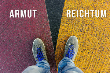 Vor einer wichtigen Entscheidung stehen über Armut und Reichtum in der Zukunft symbolisiert durch...