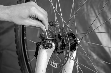 Obraz premium Setting up and repairing a bicycle master in the workshop