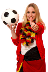 Junge Frau mit Fussball zeigt Daumen hoch 