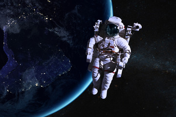 ASTRONAUTA W KOSMOSIE NA ORBICIE.