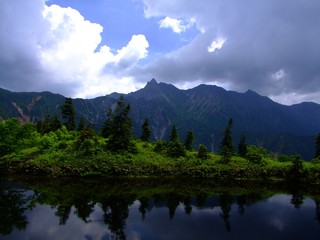 池に映る山の景色