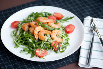 mixed greens salad whith shrimp.