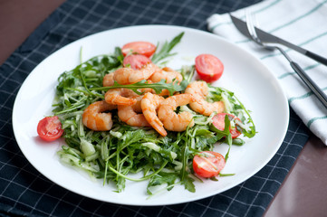 mixed greens salad whith shrimp.