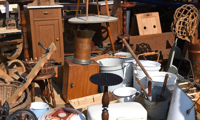 Flohmarktstand mit Möbeln und Gebrauchsgegenständen 
