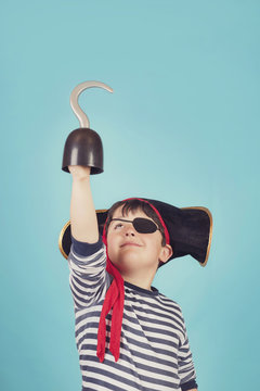 ni&ntilde;o feliz  disfrazado de pirata