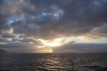 Obraz premium Sunrise over the ocean. Clouds and waves