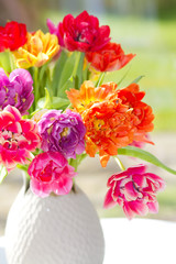 Vase mit einem bunten Tulpenstrauß