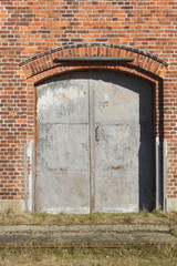 altes Metalltor an einem Hafenschuppen