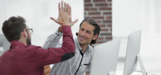 Obraz premium Businessman giving high five to his partner