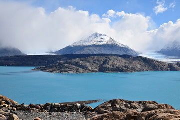 Lac turquoise dans le Parque de los Glaciares en Patagonie, Argentine