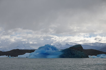 Fototapeta na wymiar Glaces flottantes du lago Argentino en Patagonie, Argentine