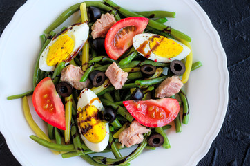Warm salad with green beans, tuna, tomatoes and boiled eggs
