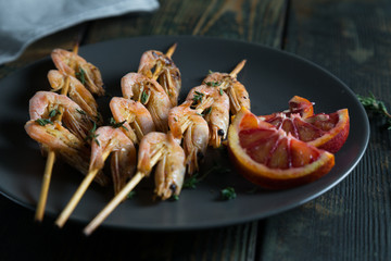 Shrimp on skewer fried with thyme