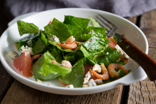 Fresh salad with shrimps and blue cheese