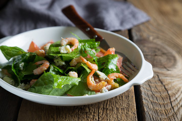 Fresh salad with shrimps and blue cheese