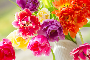 Blumenstrauß mit leuchtenden Tulpen in einer Vase