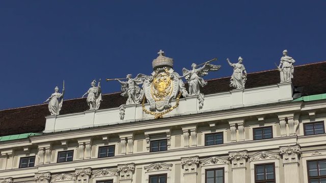 Ornamente am Dach des Reichskanzleitrakts in Wien