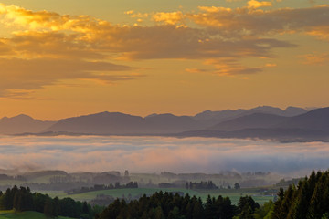 Sonnenaufgang auf dem Auerberg über dem nebligen Lechtal