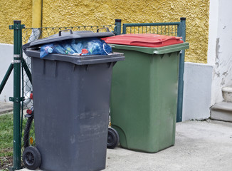 Mülltrennung in einem Wohngebiet 