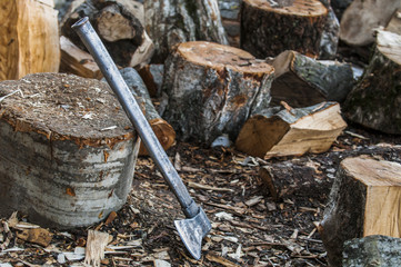 Metal axe for cutting logs