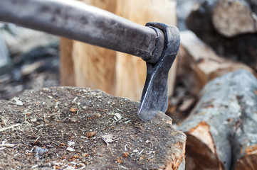 Metal axe for cutting logs
